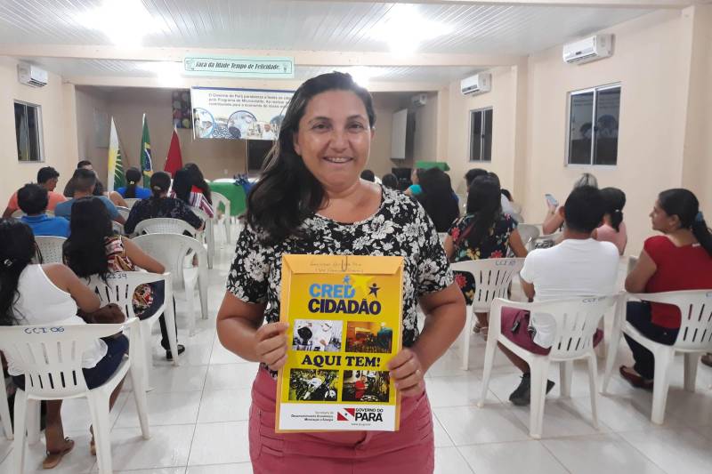 O programa CredCidadão ajudou a concretizar os sonhos de empreendedores dos municípios de Belterra e Mojuí dos Campos (foto), no Baixo Amazonas, nesta quarta feira (02), contribuindo a dinamizar os negócios dos mais variados segmentos econômicos - de cosméticos à criação de galinhas ou de assistência técnica de celulares à venda de polpa de frutas. A professora da rede municipal e empreendedora do setor de ornamentação de eventos, Francimeire Costa, 37 anos (foto), também estreante no programa, destacou que o CredCidadão é acessível a todos que desenvolvem uma atividade comercial.
FOTO: ASCOM CREDCIDADÃO
DATA: 02.05.2018
MUJUÍ DOS CAMPOS - PARÁ <div class='credito_fotos'>Foto: ASCOM / CREDCIDADÃO | <a href='/midias/2018/originais/bb91586a-d158-4263-b8d6-beff250e287e.jpg' download><i class='fa-solid fa-download'></i> Download</a></div>