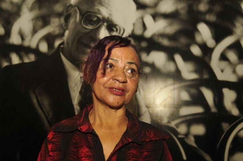 “Um sonho realizado”, assim foi definido por familiares o show do estudante de Psicologia, Antônio Sena, realizado na noite de sexta-feira (16), no Teatro Waldemar Henrique. Na foto, a irmã do cantor, Eva Maria Sena, agradece muito pelo apoio que ele recebeu do Caps Marajoara”
FOTO: JOSÉ PANTOJA / ASCOM SESPA
DATA: 16.03.2018
BELÉM - PARÁ <div class='credito_fotos'>Foto: José Pantoja / Ascom Sespa | <a href='/midias/2018/originais/bb969806-1aa6-4059-a3c7-ac9d77df04fc.jpg' download><i class='fa-solid fa-download'></i> Download</a></div>