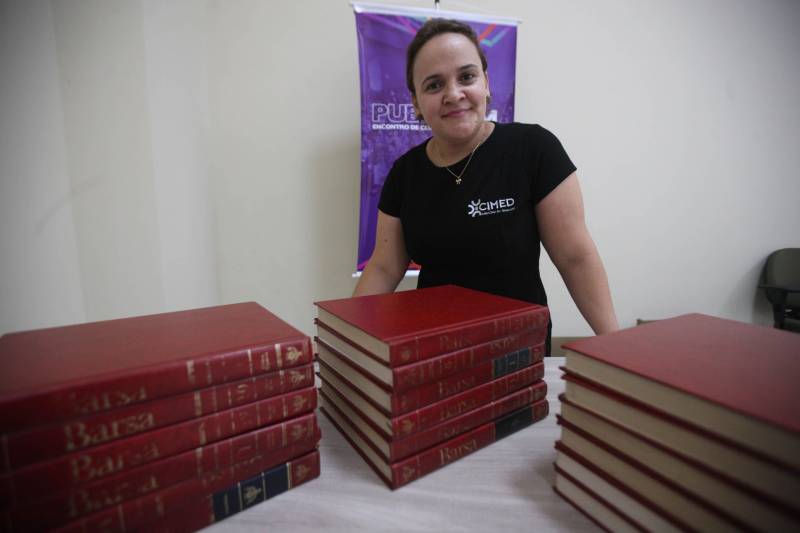 “Receber o Publicom foi um presente”. Foi assim que a jornalista Elizabeth Ribeiro, que trabalha em uma empresa de publicidade em Marabá definiu o Encontro de Comunicação do Pará. “Nós, comunicadores, quando queremos buscar qualificação, sempre temos que sair de Marabá. O nosso mercado na oferta de cursos e palestras ainda é muito carente, por isso esse momento foi de um aprendizado tamanho”, destacou. O Publicom em Marabá, que teve mais de 300 inscrições, chegou ao fim nesta sexta-feira, 23, com um ciclo de palestras. A primeira “Novo Jornalismo e as Fakes News – A Credibilidade em Pauta” foi mediada pelo secretário de Comunicação do Estado, Daniel Nardin. O assunto foi debatido pela jornalista, apresentadora da TV Cultura do Pará e professora da Universidade da Amazônia, Renata Ferreira, pelo jornalista José Eduardo Ferreira do Vale, do Blog Zé Dudu de Parauapebas, e pelo jornalista especializado em Jornalismo Investigativo, Ulisses Pompeu. Na foto, a administradora de empresas Leomara Dea Scapin.
FOTO: MARCELO LELIS / AG. PARÁ
DATA: 23.03.2018
MARABÁ - PARÁ <div class='credito_fotos'>Foto: Marcelo Lelis / Ag. Pará | <a href='/midias/2018/originais/bba6b480-9d51-41d1-b291-c47a128a80ae.jpg' download><i class='fa-solid fa-download'></i> Download</a></div>