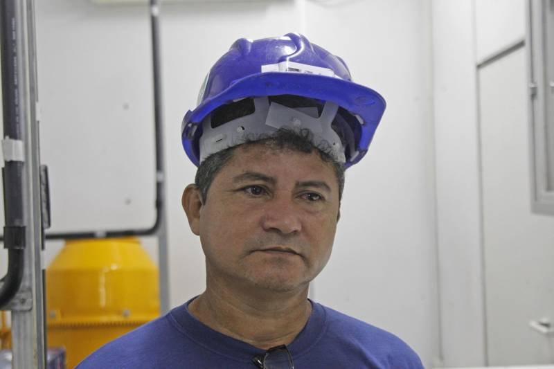 Em busca de capacitação e qualificação para o mercado de trabalho, 40 internos da Central Metropolitana II (CTM II) participam do curso de Construção Civil com Edificações Prediais, oferecido pelo Serviço Nacional de Aprendizagem Industrial (Senai), em parceria com a Superintendência do Sistema Penitenciário do Estado (Susipe). O curso terá 260 horas de duração, com aulas diárias, dentro de uma unidade móvel do Senai, no Complexo Penitenciário de Ananindeua. A carreta é estruturada com simuladores eletrônicos e hidráulicos, e salas de aula multimídia, com computadores e datashow para um ensino interativo. Essa é a primeira vez que a Central oferece um curso na área de construção civil, com o objetivo de qualificar internos custodiados. “Também é a primeira vez que a carreta-escola do Senai vem a uma Central de Triagem para desenvolver esse tipo de trabalho. Hoje, temos aqui vários presos sentenciados, e esta é uma forma de permitir que eles possam remir suas penas”, disse a diretora da casa penal, Mylene Fonseca. Na foto, Marivaldo Reis, 45 anos.
FOTO: AKIRA ONUMA / ASCOM SUSIPE
DATA: 29.05.2018
BELÉM - PARÁ <div class='credito_fotos'>Foto: Akira Onuma / Ascom Susipe | <a href='/midias/2018/originais/bba97ae2-41b8-4239-96d1-82ff426f494e.jpg' download><i class='fa-solid fa-download'></i> Download</a></div>