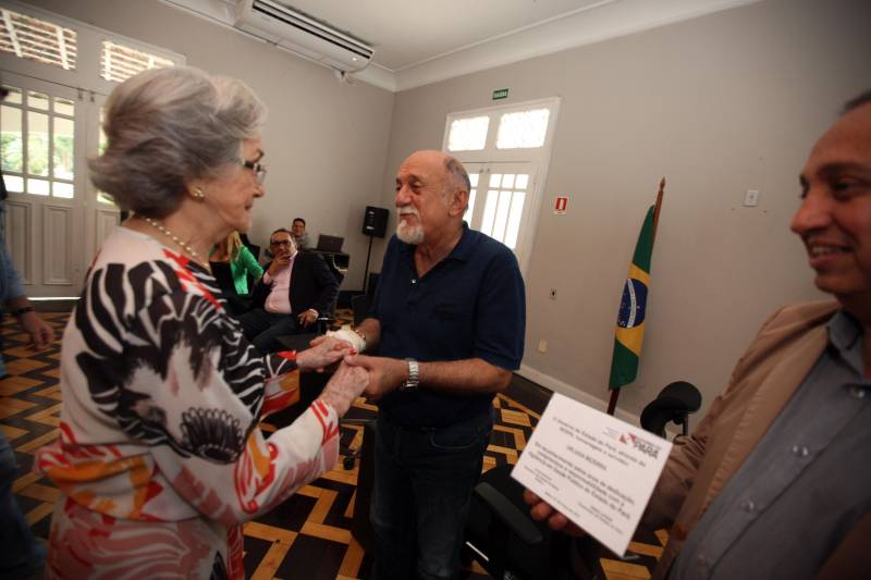 Quase R$ 2 milhões em equipamentos para o combate a malária no Pará foram distribuídos, nesta quarta-feira (7), em cerimônia no Palácio do Governo, em Belém. No total 38 microscópios, 21 motocicletas e 9 caminhonetes foram entregues, pelo governador Simão Jatene, a representantes de 11 municípios beneficiados, de diferentes regiões do Pará. Na ocasião, o governo também homenageou servidores estaduais que atuam há mais de 30 anos no combate a endemias e dedicaram anos de profissionalismo, compromisso e responsabilidade com o trabalho na Vigilância em Saúde Pública do Estado do Pará.
FOTO: ANTÔNIO SILVA / AG. PARÁ
DATA: 07.03.2018
BELÉM - PARÁ
<div class='credito_fotos'>Foto: Antônio Silva/Ag. Pará | <a href='/midias/2018/originais/bbaac3ec-c67b-467c-aff4-c251b1c06699.jpg' download><i class='fa-solid fa-download'></i> Download</a></div>