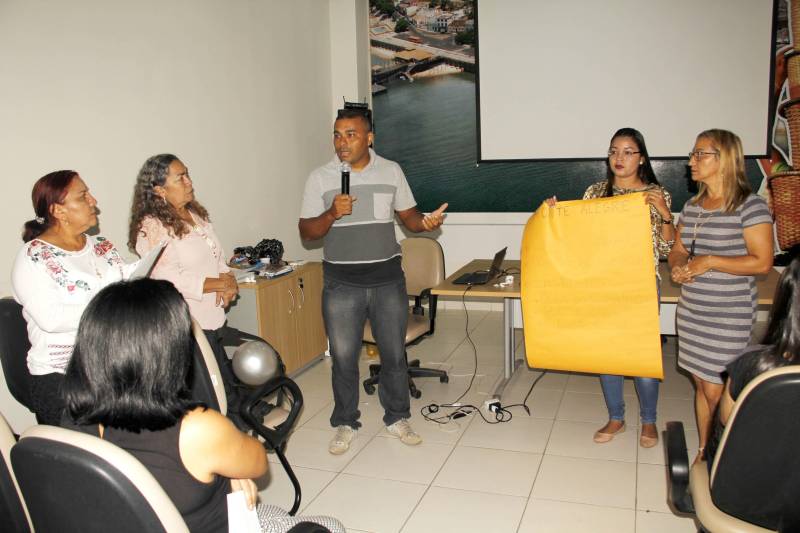 A política de atenção aos egressos do sistema socioeducativo e a orientação e avaliação dos planos municipais de atendimento ao adolescente em conflito com a lei foram os destaques do último dia do 2º Encontro Temático, que terminou nesta sexta-feira (27), em Santarém e abrangeu todas as cidades da Região do Baixo Amazonas.
FOTO: FRANKLIN SALVADOR / ASCOM FASEPA
DATA: 27.04.2017
SANTARÉM - PARÁ <div class='credito_fotos'>Foto: Franklin Salvador/Ascom Fasepa | <a href='/midias/2018/originais/bbac3626-6b1b-4297-a089-eee90802c315.jpg' download><i class='fa-solid fa-download'></i> Download</a></div>