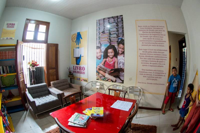 Crianças atendidas pela Casa de Apoio a Crianças com Câncer, Menino Jesus III ganharam, na manhã desta quinta-feira (29), um Espaço de Leitura do projeto Livro Solidário, coordenado pela Imprensa Oficial do Estado (IOE) e Núcleo de Articulação e Cidadania (NAC), do Governo do Estado. A Casa fica na Travessa Castelo Branco, no bairro de São Brás, em Belém.

FOTO: FERNANDO SETTE CÂMARA / ASCOM IOE
DATA: 29.11.2018
BELÉM - PARÁ <div class='credito_fotos'>Foto: FERNANDO SETTE CÂMARA / ASCOM IOE   |   <a href='/midias/2018/originais/bbacdd10-21ee-4a40-b7f2-036f50279b5a.jpg' download><i class='fa-solid fa-download'></i> Download</a></div>