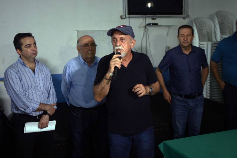 O distrito de Alter do Chão, destino turístico internacional onde fica a praia que já foi eleita a mais bonita do Brasil, recebe investimentos do governo do Estado nas áreas de infraestrutura e saneamento básico. O governador Simão Jatene (foto), que cumpre agenda em três municípios do oeste paraense nesta sexta-feira (9) e sábado (10), assinou nesta sexta a ordem de serviço que autoriza o início da construção do novo sistema de abastecimento de água da vila, localizada a cerca de 28 quilômetros de Santarém. Orçada em R$ 11 milhões, a obra vai levar água de qualidade aos mais de sete mil habitantes da comunidade. Com o novo sistema de captação e tratamento de água, a meta é alcançar 100% dos imóveis no distrito. Segundo o presidente da Companhia de Saneamento do Pará (Cosanpa), Cláudio Conde, a obra é uma implantação pioneira em Alter do Chão, já que será o primeiro sistema do tipo fora de um núcleo urbano. O contrato com a empresa executora foi assinado na quinta-feira (8). A previsão é que os trabalhos sejam iniciados imediatamente e concluídos no prazo de 18 meses.
FOTO: THIAGO GOMES / AG. PARÁ
DATA: 09.03.2018
SANTARÉM - PARÁ <div class='credito_fotos'>Foto: Thiago Gomes /Ag. Pará | <a href='/midias/2018/originais/bbc4e756-2a11-4234-89f9-e18626fec292.jpg' download><i class='fa-solid fa-download'></i> Download</a></div>