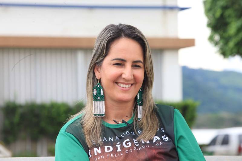 Dias para ficar na memória e deixar um legado de tolerância, igualdade e respeito. A Semana dos Povos Indígenas chega ao fim no Dia do Índio, data emblemática que, no Brasil, marca a luta por direitos desde o ano de 1943. Arena múltipla, que proporcionou espaço para manifestações culturais, esporte, lazer e debates, o evento transformou São Félix do Xingu, a cerca de 1.050 quilômetros de Belém, na capital nacional indígena. Este ano, o evento tomou grandes proporções, com a participação de cinco mil índios de 12 etnias, de Estados como Maranhão, Mato Grosso, Minas Gerais, Tocantins e Pernambuco. “A Semana dos Povos Indígenas ganhou vida própria. O que começou como um encontro destinado aos Kayapó se tornou um grande congraçamento de tribos e etnias. Expandimos também as discussões, trazendo grandes nomes nacionais para enriquecer as reflexões que devemos fazer na luta pelos direitos indígenas. Posso dizer que foi um sucesso”, afirma a organizadora, Viviane Cunha (foto), destacando o apoio do Estado. “Sem o governo não existiria o evento. A segurança, a ação de cidadania, a comunicação, o esporte, as oficinas, enfim, tudo isso faz sermos hoje o que somos. Só tenho a agradecer”.
FOTO: RODOLFO OLIVEIRA / AG PARÁ
DATA: 19.04.2018
LOCAL: SÃO FÉLIX DO XINGU <div class='credito_fotos'>Foto: Rodolfo Oliveira/Ag. Pará | <a href='/midias/2018/originais/bbc6b2d2-7fcf-40c5-9fe5-19bd005f03a9.jpg' download><i class='fa-solid fa-download'></i> Download</a></div>