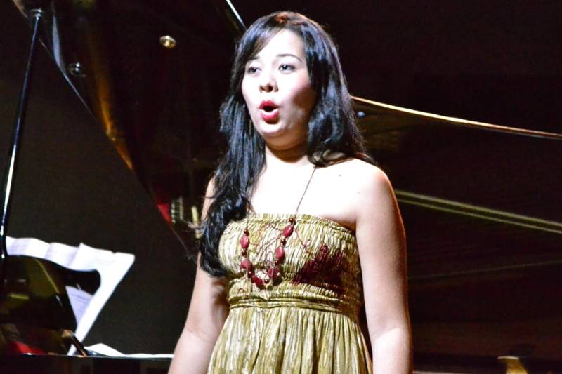 A soprano paraense Juliane Lins, 27 anos, é uma das cantoras líricas selecionadas para participar da temporada 2018 do Programa Prelúdio exibido pela TV Cultura de São Paulo, emissora da Fundação padre Anchieta – Centro paulista de Rádio e TV Educativas.
FOTO: ASCOM FCG
DATA: 12.04.2018
BELÉM - PARÁ <div class='credito_fotos'>Foto: ASCOM FCP | <a href='/midias/2018/originais/bbca20d0-8c13-488e-b3c1-b76066446b6c.jpg' download><i class='fa-solid fa-download'></i> Download</a></div>