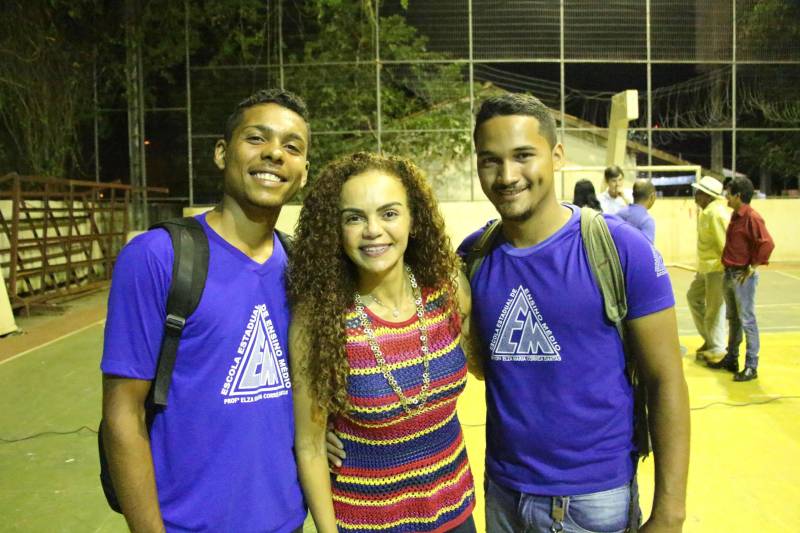 “É mais um município que visitamos, com mais entregas que resultam de uma agenda fortalecedora dos Municípios Sustentáveis. Além do convênio assinado hoje, temos as obras de asfalto na cidade que estão prestes a serem iniciadas, tudo pactuado com o município em uma agenda que se fortalece permanentemente em grande parceria do Governo do Pará, através da Semsu, prefeitura municipal e Assembleia Legislativa”, afirmou a secretária de Municípios Sustentáveis, Izabela Jatene (foto), que seguiu para o município de São Domingos do Araguaia, onde foi assinado o convênio, no valor de R$ 1.560.000,00, para a reforma e ampliação da Escola Estadual Elza Maria Corrêa Dantas.
FOTO: ANTONIO MACEDO / DIVULGAÇÃO
DATA: 09.05.2018
BREJO GRANDE DO ARAGUAIA - PARÁ <div class='credito_fotos'>Foto: ANTONIO MACEDO / DIVULGAÇÃO | <a href='/midias/2018/originais/bbcee08f-27fe-4294-a448-138231625338.jpg' download><i class='fa-solid fa-download'></i> Download</a></div>