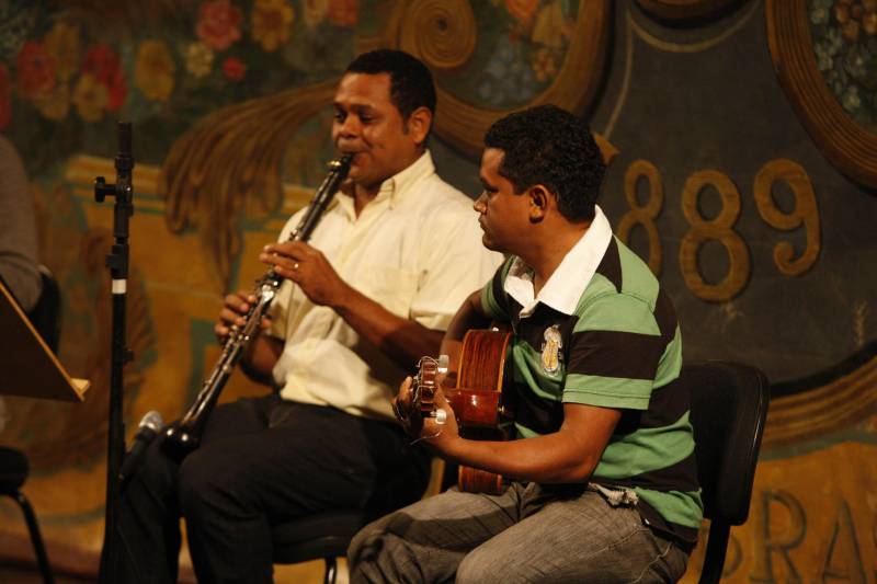 Dois grupos artísticos da Fundação Carlos Gomes, que trabalham com repertório popular, serão as atrações da edição de abril do Projeto Concertos Didáticos. Realizado no Theatro da Paz, o projeto terá pela manhã a apresentação dos músicos do Quaternura, um quarteto formado por professores do Instituto Estadual Carlos Gomes. À tarde, o Trio Raízes levará aos estudantes um repertório de músicas brasileiras. O Quaternura foi formado há quase 20 anos, com o objetivo de resgatar a história da música popular brasileira. Os músicos tocam composições de importantes artistas nacionais eruditos, como Heitor Villa Lobos, e canções de compositores brasileiros que se tornaram grandes expressões da tradição cultural do País. Formado em 2009 por Joelson Silva, o Trio Raízes é um grupo instrumental que atua com um repertório bem eclético, que inclui samba, bossa, chorinho e carimbó. Nas outras edições do projeto, o grupo cativou o público com músicas conhecidas pelos estudantes.
FOTO: ELISEU DIAS / AG PARÁ
DATA: 19.04.2018
BELÉM - PARÁ <div class='credito_fotos'>Foto: Eliseu Dias/Ag. Pará | <a href='/midias/2018/originais/bbd84611-7aba-4f3b-8594-f4086cfaf296.jpg' download><i class='fa-solid fa-download'></i> Download</a></div>