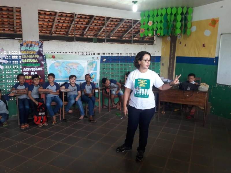 Mais de 900 pessoas dos municípios de Abaetetuba e Acará, no Baixo Tocantins, já foram atendidos pelos projetos educativos do Departamento de Trânsito do Pará (Detran). Estudantes, professores e moradores de áreas ribeirinhas participaram das ações dos projetos ‘Detran nos Municípios’ e ‘Detran nas Comunidades’. Na foto, ações de agentes de educação do Detran na Escola Municipal de Ensino Fundamental Antonieta Paiva.

FOTO: ASCOM / DETRAN
DATA: 04.12.2018
ACARÁ - PARÁ <div class='credito_fotos'>Foto: ASCOM DETRAN   |   <a href='/midias/2018/originais/bbd8818b-953f-420a-94f2-2a85e0644153.jpg' download><i class='fa-solid fa-download'></i> Download</a></div>