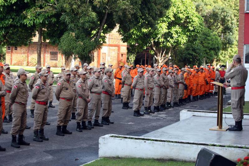 Estabelecimentos prestadores de serviços, condomínios, boates e casas noturnas serão vistoriados, nesta sexta-feira (11) e no sábado (12), pelo Corpo de Bombeiros do Pará com apoio da Polícia Militar. Juntos, os órgãos de segurança realizam a Operação Tiradentes II, deflagrada pelo Conselho Nacional de Comandantes Gerais dos Bombeiros e da PM em todo o país.
FOTO: SIDNEY OLIVEIRA / AG. PARÁ
DATA: 11.05.2018
BELÉM - PARÁ <div class='credito_fotos'>Foto: Sidney Oliveira/Ag. Pará | <a href='/midias/2018/originais/bbdf1c08-ad0d-499d-98ab-dc9919997f4a.jpg' download><i class='fa-solid fa-download'></i> Download</a></div>