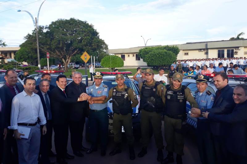 Profissionais das Polícias Civil e Militar do Pará foram homenageados, na tarde desta terça-feira (24), pela Câmara de Vereadores de Santarém, na região do Baixo Amazonas, durante Sessão Pública Especial em alusão ao dia das duas instituições, comemorado em 21 de abril. Vinte profissionais, com atuação destacada e reconhecida pela sociedade, receberam o certificado "Heróis do Tapajós". Após a solenidade, o comandante-geral da PM, coronel Hilton Benigno, entregou novas viaturas que serão repassadas a municípios da área de abrangência do CPR-1.
FOTO: SAMUEL ALVARENGA / SECOM
DATA: 24.04.2018
SANTARÉM - PARÁ <div class='credito_fotos'>Foto: Samuel Alvarenga / Secom | <a href='/midias/2018/originais/bbe9b035-1e12-449b-8953-0c34aedeb28b.jpg' download><i class='fa-solid fa-download'></i> Download</a></div>