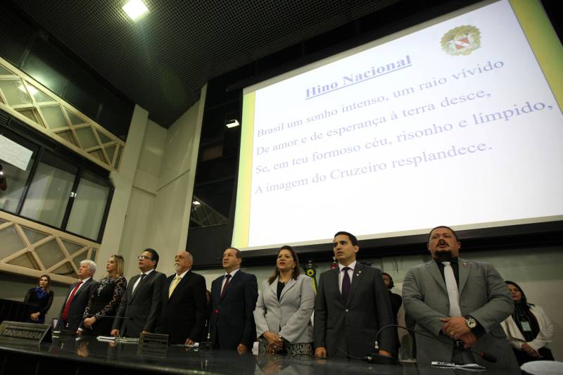 O governador Simão Jatene entregou, na manhã desta terça-feira (6), a "Mensagem Governamental do Pará à Assembleia Legislativa 2018", em sessão especial que abriu os trabalhos da Casa no exercício 2018. A leitura do documento destacou os principais resultados alcançados pelo governo no ano anterior e fez prognósticos de obras e serviços previstos para este ano.
FOTO: ANTONIO SILVA / AG. PARÁ
DATA: 06.02.2018
BELÉM - PARÁ <div class='credito_fotos'>Foto: Antônio Silva/Ag. Pará | <a href='/midias/2018/originais/bc018d64-cc57-4d32-9373-dc12aad9aed5.jpg' download><i class='fa-solid fa-download'></i> Download</a></div>