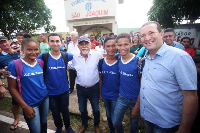 O governo do Pará dá seguimento às ações de reconhecimento de propriedade de terras em todas as regiões do Estado com a entrega, na manhã desta sexta-feira (16), de 124 títulos para pequenos produtores rurais do município de Bujaru, no nordeste paraense. A cerimônia, realizada no Sindicato de Produtores Rurais do município, foi conduzida pelo governador Simão Jatene e contou com a presença de secretários de Estado, parlamentares, prefeitos e autoridades da região. Os documentos expedidos pelo Instituto de Terras do Pará (Iterpa) vão atender famílias que residem em 15 comunidades do município, entre elas a Jutai, Igarapezinho, Jabatiteua, Guajará-Miri, Guajará-Açu, Ramal do Puxador, Ramal do Caiti, Santa Maria, São Luiz, Cajuíra, entre outras localizadas ao longo da Rodovia PA-140, totalizando mais de 6 mil hectares de áreas tituladas.
FOTO: THIAGO GOMES / AG PARÁ
DATA: 16.02.2018
BUJARÚ - PARÁ <div class='credito_fotos'>Foto: Thiago Gomes /Ag. Pará | <a href='/midias/2018/originais/bc022efb-e97c-4ad4-ad1f-211b67e24e4a.jpg' download><i class='fa-solid fa-download'></i> Download</a></div>