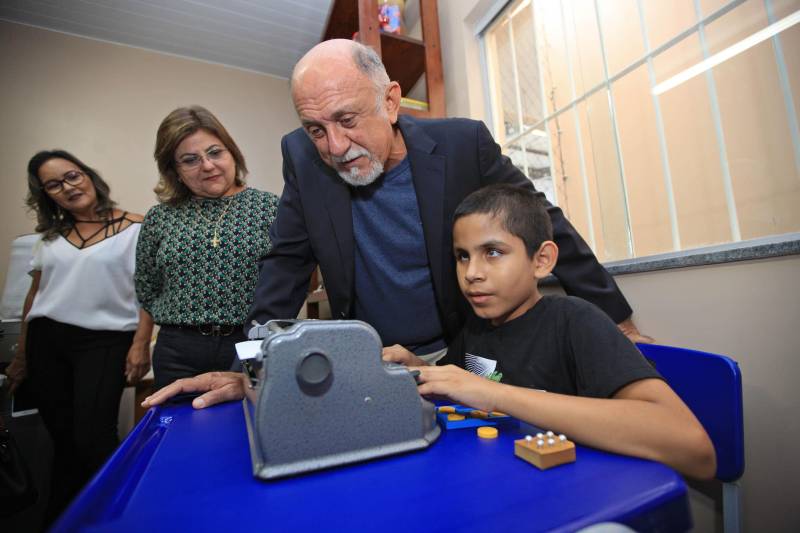 "Hoje vim para uma agenda de inauguração, mas vivi uma experiência de amor, que emana em cada ação dos alunos, professores, direção e de cada um que faz parte desta escola que se torna tão especial porque tem alma". A declaração foi feita pelo governador Simão Jatene (foto), nesta terça, 27, durante a inauguração da obra de reforma e ampliação da Escola Álvares de Azevedo, localizada no Bairro de Batista Campos, em Belém. O governador transformou a inauguração em uma grande confraternização. Passou a tarde na Escola e fez questão de cantar e dançar com os alunos, que expressaram muita gratidão pela obra. Atendendo atualmente 436 alunos, a “Álvares de Azevedo” é uma Unidade Especializada dedicada à educação de estudantes com deficiência visual, e que trabalha nos eixos da educação e da habilitação.
FOTO: MÁCIO FERREIRA / AG. PARÁ
DATA: 27.03.2018
BELÉM - PARÁ <div class='credito_fotos'>Foto: MÁCIO FERREIRA/ AG. PARÁ | <a href='/midias/2018/originais/bc166875-1a64-49dd-b65b-a2e23c1c59ce.jpg' download><i class='fa-solid fa-download'></i> Download</a></div>