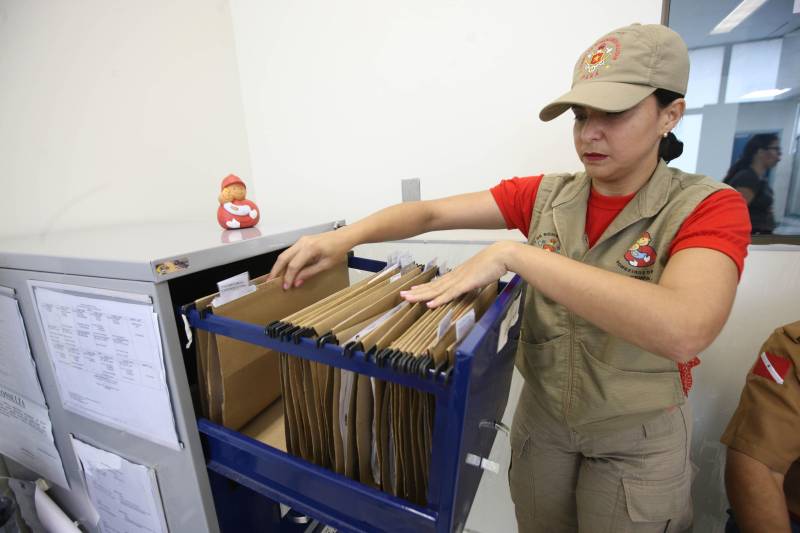 Salvar vidas tem sido a principal missão do Banco de Leite da Fundação Santa Casa de Misericórdia do Pará, referência no Estado em captação de leite humano. Desde que foi criado, em 1987, ele conta com a solidariedade e o trabalho de diversos atores, fundamentais para a sua existência. Dentre eles, estão mães lactantes que disponibilizam um pouco de tempo e atenção para alimentar outras crianças, que nem chegam a conhecer. No interior da Santa Casa, uma equipe trabalha todos os dias para auxiliar na captação desse leite e trazer sempre novas doadoras para o banco. Além de funcionários da Fundação, uma equipe formada por Bombeiros, militares e civis, trabalha na sensibilização dessas mulheres, não só dentro do hospital, mas em creches, escolas, igrejas e comunidades onde possa se dissipar a informação e a necessidade de novas doadoras. Na foto, a oficial do Corpo de Bombeiros, Kécia Eloi atua na instituição há nove anos e há seis dentro da Santa Casa, no Banco de Leite.
FOTO: CARLOS SODRÉ / AG. PARÁ
DATA: 27.02.2018
BELÉM - PARÁ
<div class='credito_fotos'>Foto: CARLOS SODRÉ / AG. PARÁ | <a href='/midias/2018/originais/bc16ed14-7846-4647-936c-e20032b0c1b9.jpg' download><i class='fa-solid fa-download'></i> Download</a></div>