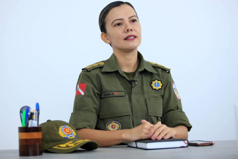 “Ser mulher é o primeiro desafio”. É assim que Erika Pereira (foto), a primeira mulher à frente do Comando de Policiamento da Capital II, descreve a sensação de fazer parte de uma corporação predominantemente formada por homens. A coronel é uma das cerca de 1.600 mulheres que atuam hoje na Polícia Militar (PM). Aos 41 anos, depois de 24 deles na PM, ela não se sente sozinha nessa missão e na ambição de ocupar cargos de liderança. 

FOTO: MÁCIO FERREIRA / AG. PARÁ
DATA: 27.05.2018
BELÉM - PARÁ <div class='credito_fotos'>Foto: MÁCIO FERREIRA/ AG. PARÁ   |   <a href='/midias/2018/originais/bc1c0634-7205-419b-b744-fc3bbab3d2e2.jpg' download><i class='fa-solid fa-download'></i> Download</a></div>
