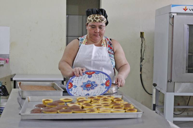 Quinze Internas custodiadas no Centro de Recuperação Feminino (CRF), localizado em Ananindeua (Região Metropolitana de Belém), participaram do curso “Preparo de Bolos Tradicionais”. Ediana Souza, 39 anos (foto), que já havia participado do curso de Panificação, se destacou no preparo de bolos. Ela disse que pretende se especializar e trabalhar como cake design (decoradora de bolos).

FOTO: AKIRA ONUMA / ASCOM SUSIPE
DATA: 29.11.2018
ANANINDEUA - PARÁ <div class='credito_fotos'>Foto: Akira Onuma / Ascom Susipe   |   <a href='/midias/2018/originais/bc274278-1eda-4eca-98c5-ad49cd91962f.jpg' download><i class='fa-solid fa-download'></i> Download</a></div>