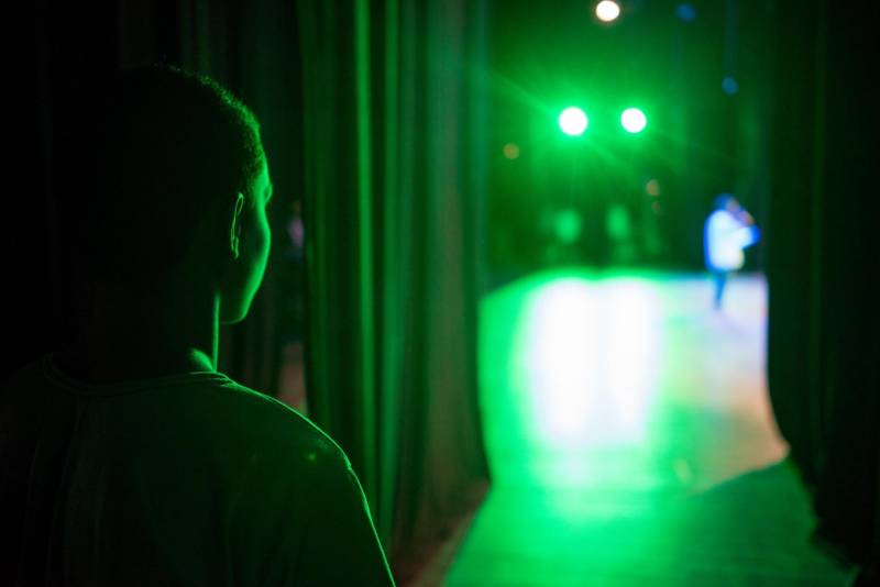 João*, de 17 anos, é natural de Bragança, nordeste do Pará. Há sete meses cumpre medida socioeducativa em uma unidade de internação do Estado após cometer um ato infracional no município onde reside. Mas na manhã desta terça-feira (5), em Belém, pôde vivenciar uma experiência inédita: participou de um espetáculo de teatro (foto) diante de dezenas de pessoas que se reuniram no Teatro Margarida Schivasappa, ao lado de outros 30 adolescentes e jovens privados de liberdade. Uma iniciativa pioneira no país que busca promover a ressocialização por meio da arte, fruto das atividades e oficinas pedagógicas realizadas dentro de espaços gerenciados pela Fundação de Atendimento Socioeducativo do Pará (Fasepa). “Eu nunca tinha vindo em um teatro e isso ficará marcado em mim”, disse o socioeducando. Tímido, ele revelou a vontade de deixar para trás os erros cometidos e seguir um futuro completamente novo, com os primeiros passos sendo dados hoje. “Isso despertou algo dentro de mim, pensar na minha vida e em sair do mundo das drogas. Quem sabe me tornar um ator?” divagou.

FOTO: FERNANDO SETTE / ASCOM IOE
DATA: 05.06.2018
BELÉM - PARÁ <div class='credito_fotos'>Foto: FERNANDO SETTE CÂMARA / ASCOM IOE   |   <a href='/midias/2018/originais/bc29f94f-38e6-47fa-8b3d-5cf8c0fb2b1c.jpg' download><i class='fa-solid fa-download'></i> Download</a></div>