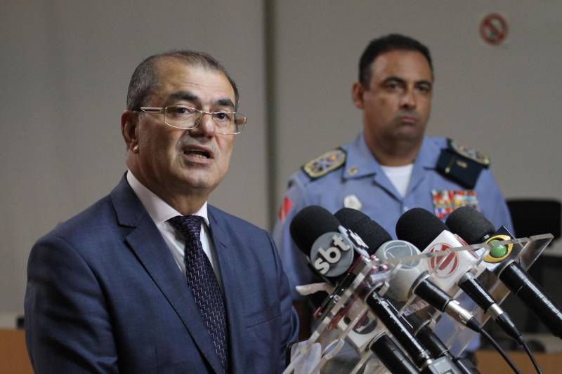 Esforço concentrado, foco definido, inteligência ampliada e força maior, para obter resultados concretos e imediatos. Este é o novo momento da segurança pública no Pará, a partir desta quarta-feira (21), com a apresentação do novo secretário de Estado de Segurança Pública e Defesa Social do Pará, Luiz Fernandes Rocha. Às 16h, logo depois de apresentar o detalhamento de seu plano de ações ao governador Simão Jatene, Luiz Fernandes fala à imprensa em entrevista coletiva à Imprensa, no auditório do Palácio do Governo. O plano de ações é dividido em tópicos, com 10 eixos de enfrentamento do crime, cada um deles com coordenação própria, sem prejuízo do trabalho integrado. Dentre esses eixos, será intensificado o combate a toda modalidade de roubos, assaltos, homicídios, violência contra a mulher e tráfico de drogas, ocorrências que mais incomodam a população.
FOTO: CRISTINO MARTINS / AG. PARÁ
DATA: 21.02.2018
BELÉM - PARÁ <div class='credito_fotos'>Foto: Cristino Martins/Ag. Pará | <a href='/midias/2018/originais/bc2e1330-0a7a-4f6f-877b-c2020f400baa.jpg' download><i class='fa-solid fa-download'></i> Download</a></div>
