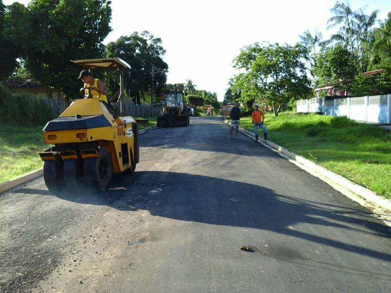As primeiras ações do programa Asfalto na Cidade vão beneficiar, diretamente, 56 municípios em dez regiões de integração do estado. Destes, inicialmente, 13, já estão recebendo os serviços de recuperação, pavimentação asfáltica e drenagem superficial. Cada obra tem prazo previsto de 120 dias para conclusão. Nos demais municípios somente após o período de chuva os trabalhos serão iniciados. O programa é de responsabilidade da Secretaria de Desenvolvimento Urbano e Obras Públicas (Sedop), e visa melhorar a mobilidade urbana no estado e contribuir para o aumento da qualidade de vida da população. Já estão executando obras do Asfalto na Cidade os seguintes municípios: Santa Izabel do Pará, Castanhal, Maracanã (foto), Breu Branco, Pau D’arco, Cametá, Santarém, Bagre, Salvaterra, Quatipuru, Marabá, Medicilândia e Porto de Moz. No total, serão aproximadamente 250 quilômetros de vias pavimentadas, com investimentos do tesouro estadual equivalente a R$120.000.000,00.
FOTO: ASCOM / SEDOP
DATA: 25.03.2018
MARACANÃ - PARÁ <div class='credito_fotos'>Foto: Ascom Sedop | <a href='/midias/2018/originais/bc2fb536-121a-47d7-b352-a9a42e9f3aed.jpg' download><i class='fa-solid fa-download'></i> Download</a></div>