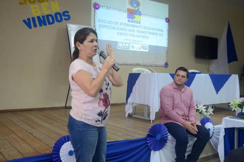 Com o tema “Tempo de conhecer, momento de transformar” começou nesta terça-feira (8) a jornada pedagógica da Unidade Seduc na Escola (USE) 7, em Belém. Professores e técnicos participam do evento, que qualifica profissionais para o atendimento especializado na educação especial, com ênfase no Transtorno de Espectro Autista (TEA). O Pará possui 7.983 alunos atendidos pela educação especial, matriculados regularmente na rede estadual de ensino. Destes, 1.187 possuem Transtorno de Espectro Autista. Para oferecer esse atendimento, há 1.700 servidores atuando na educação especial, em salas com recursos multifuncionais, dentro de unidades, centros e núcleos especializados, além de outras instituições conveniadas à Secretaria de Estado de Educação (Seduc). Na foto, a professora Maria Helena Porpino.
FOTO: RAI PONTES / ASCOM SEDUC
DATA: 08.05.2018
BELÉM - PARÁ <div class='credito_fotos'>Foto: Rai Pontes/Ascom Seduc | <a href='/midias/2018/originais/bc315101-1105-431e-ad52-8cbc4a95bc39.jpg' download><i class='fa-solid fa-download'></i> Download</a></div>