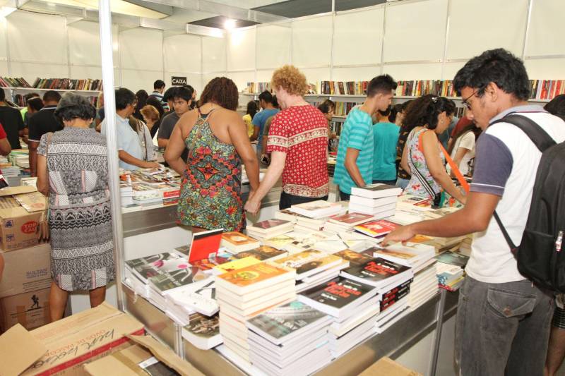 Uma programação extensa e diversificada marcou a abertura das atividades da XXII Feira Pan-Amazônica do Livro (foto) neste sábado (2), no Hangar – Centro de Convenções e Feiras da Amazônia, em Belém. Um grande público compareceu no primeiro dia, aproveitando as atrações culturais e as exposições nos estandes de livros.

FOTO: CRISTINO MARTINS / AG. PARÁ
DATA: 02.06.2018
BELÉM - PARÁ <div class='credito_fotos'>Foto: Cristino Martins/Ag. Pará   |   <a href='/midias/2018/originais/bc336607-0b0f-44a6-8309-3be6c97635ca.jpg' download><i class='fa-solid fa-download'></i> Download</a></div>