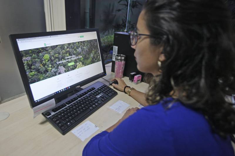O Pará lidera o Ranking da Transparência Ambiental do Ministério Público Federal (MPF). Divulgado no dia 5 deste mês, o levantamento feito com 104 órgãos federais e estaduais avaliou o desempenho dessas instituições na publicação e acessibilidade de dados sobre atos administrativos, como planos de manejo vigentes e investimentos em ações e projetos. As ações que aproximam o cidadão paraense da administração pública colocam o Estado no topo da lista e incluem quatro instituições que atuam na política de gestão ambiental estadual, com destaque para o Instituto de Desenvolvimento Florestal e da Biodiversidade (Ideflor-bio) e a Secretaria de Meio Ambiente e Sustentabilidade (Semas). Também estão no Ranking da Transparência Ambiental do MPF o Instituto de Terras do Pará (Iterpa), na 28ª colocação, e a Agência de Defesa Agropecuária (Adepará), na 40ª. O Ideblor-bio (foto) é o órgão mais bem avaliado no Brasil, ao lado de outras cinco instituições, uma delas da União, a Agência Nacional de Águas (ANA) – as demais são do Distrito Federal e dos Estados do Amapá, Minas Gerais e Paraná.
FOTO: CARLOS SODRÉ / AG. PARÁ
DATA: 11.04.2018
BELÉM - PARÁ <div class='credito_fotos'>Foto: Carlos Sodré/Agência Pará | <a href='/midias/2018/originais/bc542b47-e6ef-4248-b6c8-912bda5d2076.jpg' download><i class='fa-solid fa-download'></i> Download</a></div>