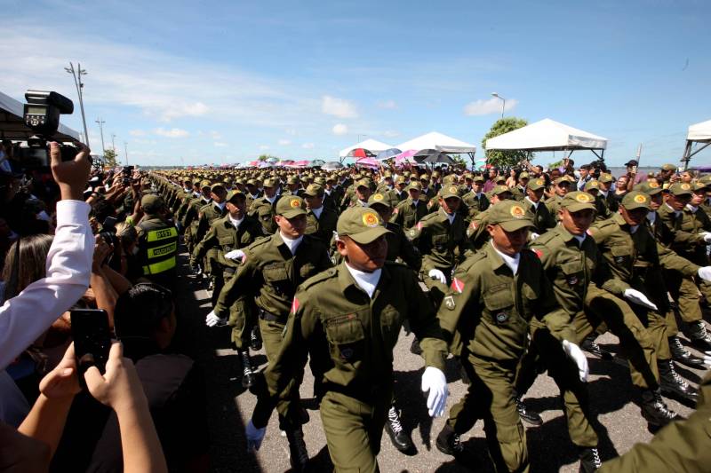 A cerimônia de formatura dos novos praças da Polícia Militar ocorreu na manhã desta segunda-feira (9), simultaneamente, em Belém e outros seis municípios paraenses: Santa Izabel, Castanhal, Barcarena, Capanema, Bragança e Tucuruí. Em Parauapebas, Marabá, Breves, Soure e Conceição do Araguaia, a formatura será celebrada na quinta-feira, dia 12. Na sexta-feira, dia 13, é a vez de Santarém, Altamira, Paragominas e Itaituba. O governador Simão Jatene presidiu a cerimônia de formatura no Portal da Amazônia, bairro da Cidade Velha, em Belém. Milhares de familiares dos formandos lotaram o espaço para entregar aos novos policiais militares seus diplomas de conclusão de curso.
FOTO: SIDNEY OLIVEIRA / AG. PARÁ
DATA: 09.07.2018
BELÉM - PARÁ <div class='credito_fotos'>Foto: Sidney Oliveira/Ag. Pará | <a href='/midias/2018/originais/bc568e57-3ade-466a-929a-cd06d92a7697.jpg' download><i class='fa-solid fa-download'></i> Download</a></div>