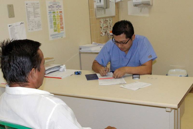 Diante dessa constatação, a direção do HGT, por meio da Comissão Interna de Prevenção de Acidente (Cipa), está promovendo campanha com blitz interna junto aos colaboradores, usuários e acompanhantes para incentivo do uso do capacete por parte dos condutores de motos e o cinto de segurança nos motoristas de carros, além de comportamento cordial e de atenção à legislação vigente. A ação teve início dia 28 de março e não tem data para encerrar. As ações são realizadas com palestras, distribuição de material educativo e atividades dinâmicas no Hall de entrada do hospital, a área frontal e de estacionamento. A ação conta com apoio do Grupo de Trabalho de Humanização (GTH).
FOTO: ASCOM / HGT
DATA: 07.04.2018
TAILÂNDIA - PARÁ <div class='credito_fotos'>Foto: ASCOM / HGT | <a href='/midias/2018/originais/bc5cfb63-c983-45b8-b351-9b5d88e210e7.jpg' download><i class='fa-solid fa-download'></i> Download</a></div>