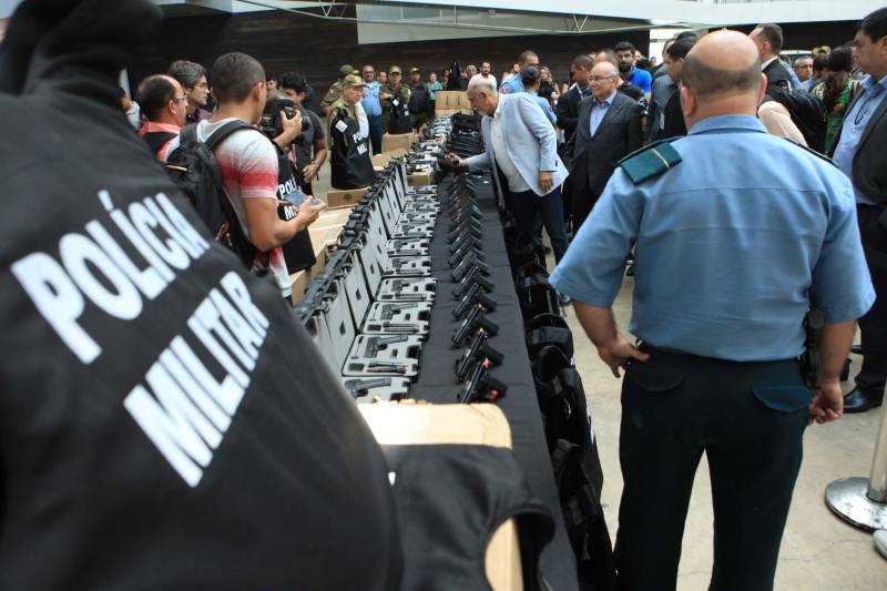 Com a entrega de mais 359 veículos, somente esta semana, o Governo do Pará reforçou a atuação da área de segurança pública em todo o Estado. Todos os veículos auxiliarão no combate a criminalidade e a manutenção da segurança em todo o território paraense. Boa parte desses veículos foi destinada diretamente para as guardas municipais, numa ação integrada com as Prefeituras, por meio da Secretaria de Segurança Pública e Defesa Social (Segup) com articulação da Secretaria de Municípios Sustentáveis, que define em conjunto com os municípios, a agenda de prioridades. A última etapa da entrega ocorreu nesta quinta-feira (5), no Hangar – Centro de Convenções da Amazônia.
FOTO: RODOLFO OLIVEIRA / AG. PARÁ
DATA: 05.07.2018
BELÉM - PARÁ <div class='credito_fotos'>Foto: Rodolfo Oliveira/Ag. Pará | <a href='/midias/2018/originais/bc5f5fd4-2dbe-4442-b84a-6f5610d39638.jpg' download><i class='fa-solid fa-download'></i> Download</a></div>