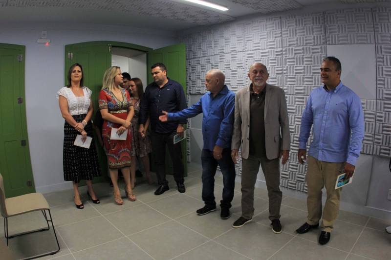 Ao som da Marujada, das ladainhas e do retumbão, o Governo do Estado inaugurou na noite de sábado, 15, o Liceu de Música de Bragança. A entrega do liceu e do teatro que compõe o projeto elaborado pela Secretaria de Estado de Cultura  (Secult)  aconteceu no clima da Marujada, festa folclórico-religiosa que começa neste domingo, 16.

FOTO: RODOLFO OLIVEIRA / AG. PARÁ
DATA: 16.12.2018
BRAGANÇA - PARÁ <div class='credito_fotos'>Foto: Rodolfo Oliveira/Ag. Pará   |   <a href='/midias/2018/originais/bc641525-ace9-4962-9f79-67a494295073.jpg' download><i class='fa-solid fa-download'></i> Download</a></div>