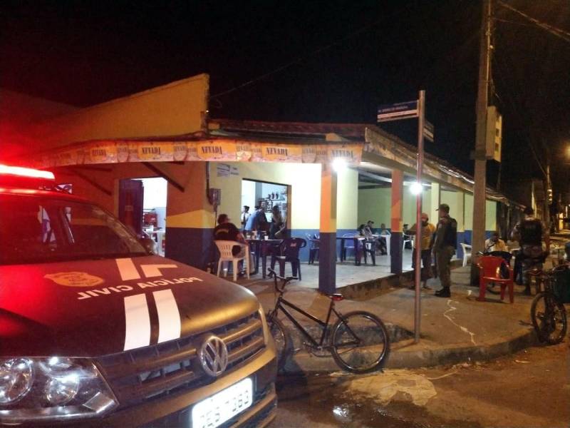 Uma operação integrada (foto) realizada pelas Polícias Civil e Militar, neste final de semana, resultou no fechamento de dois estabelecimentos comerciais, de um total de 16 fiscalizados, entre bares e casas noturnas, que estavam com funcionamento irregular, em Paragominas, nordeste paraense. O trabalho foi coordenado pela Superintendência da Polícia Civil da Região do Capim e executado por policiais civis da Seccional de Paragominas, policiais militares e agentes da Semutran (Secretaria Municipal de Trânsito).
FOTO: ASCOM / POLÍCIA CIVIL
DATA: 08.07.2018
PARAGOMINAS - PARÁ <div class='credito_fotos'>Foto: Ascom / Polícia Civil | <a href='/midias/2018/originais/bc65f8ae-ad3d-4aa5-91b6-0af2397d222c.jpg' download><i class='fa-solid fa-download'></i> Download</a></div>