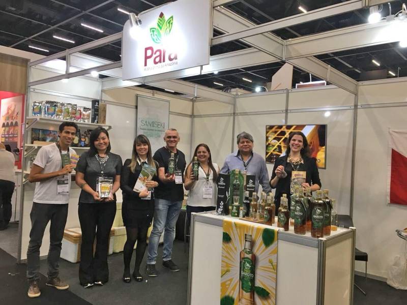 Empresários paraenses e representantes do governo do Estado participaram da 3ª edição do Salão Internacional de Restaurantes, Hotelaria e Alimentação (SIRHA), entre os dias 14 e 16 de março, realizado na São Paulo Expo, na capital paulista. A participação do Pará no evento foi uma iniciativa da Secretaria de Estado de Turismo (Setur), em parceria com a Secretaria de Estado de Desenvolvimento, Mineração e Energia (Sedeme), Centro de Empreendedorismo da Amazônia e Instituto Paulo Martins.
FOTO: ASCOM / SETUR
DATA: 19.03.2018
SÃO PAULO - SP
<div class='credito_fotos'>Foto: ASCOM SETUR | <a href='/midias/2018/originais/bc6cba5e-1ac3-45e2-90c1-591aaebdfb51.jpg' download><i class='fa-solid fa-download'></i> Download</a></div>