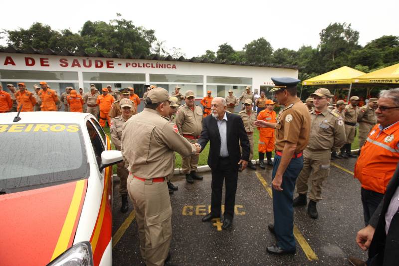 Na mesma cerimônia que entregou as viaturas para serviços de vistoria, o governador Simão Jatene fez uma visita técnica às instalações da nova Policlínica ao Corpo de Bombeiros Militar do Estado. Um prédio no Quartel do Comando Geral da corporação foi reformado e adaptado para receber a Policlínica, que oferta assistência médico-odontológico, psicológico e de primeiros socorros aos bombeiros militares e seus dependentes.
FOTO: IGOR BRANDÃO / AG. PARÁ
DATA: 15.03.2018
BELÉM - PARÁ <div class='credito_fotos'>Foto: IGOR BRANDÃO / AG. PARÁ | <a href='/midias/2018/originais/bc6de0f9-8cac-43f1-90b1-3a00096277b4.jpg' download><i class='fa-solid fa-download'></i> Download</a></div>