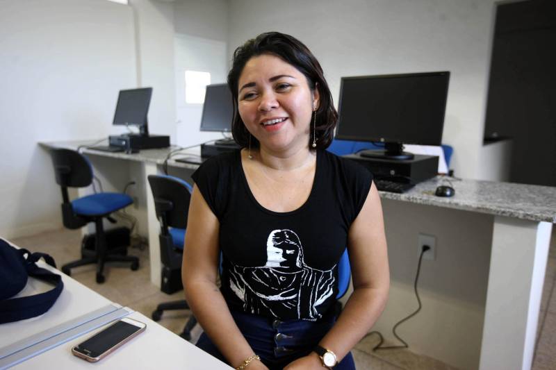 Em apenas seis meses de implantação, a Escola Tecnológica de Santarém, na região oeste do Pará, já formou mais de 600 alunos em cursos de diferentes áreas. O ensino técnico 100% gratuito ofertado pelo Governo do Estado no município está ajudando a capacitar e qualificar jovens e adultos que buscam uma colocação no concorrido mercado de trabalho. Na foto, a diretora Luciana Santos.

FOTO: ANTONIO SILVA / ARQUIVO AG. PARÁ
DATA: 04.01.2018
SANTARÉM - PARÁ <div class='credito_fotos'>Foto: Antônio Silva/Ag. Pará   |   <a href='/midias/2018/originais/bc714779-99f4-4154-9b35-260a5d617a1f.jpg' download><i class='fa-solid fa-download'></i> Download</a></div>