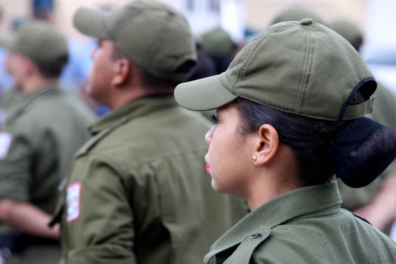 Cerca de 2 mil alunos do curso de formação de praças da Polícia Militar cumprem neste sábado (12) uma etapa importante da preparação: eles saem pela primeira vez às ruas, no estágio supervisionado, para vivenciar situações reais da carreira e, ao mesmo tempo, reforçar o policiamento ostensivo. Em Belém, cerca de 500 homens e mulheres se concentraram na Praça Santuário, em frente à Basílica de Nazaré, e saíram, em seguida, para diversos pontos da capital. A ação faz parte do pacote de medidas de combate à criminalidade e reforço da segurança pública anunciado pelo Governo do Estado.
FOTO: SIDNEY OLIVEIRA / AG. PARÁ
DATA: 12.05.2018
BELÉM - PARÁ <div class='credito_fotos'>Foto: Sidney Oliveira/Ag. Pará | <a href='/midias/2018/originais/bc8ac4b1-4e63-46d7-a056-55ec4e2ff4cd.jpg' download><i class='fa-solid fa-download'></i> Download</a></div>