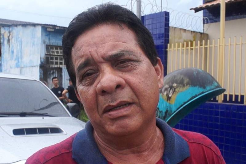 O delegado geral da Polícia Civil do Pará, Rilmar Firmino, esteve, nesta quinta-feira, dia 1º de março, em Colares, no nordeste do Estado, onde, junto com delegados e representantes do município, visitou as novas instalações da delegacia de Polícia Civil do município. Para o vereador Edson Rebelo (foto), que também é morador da cidade, a reforma no prédio da delegacia veio na hora certa
FOTO: ASCOM POLÍCIA CIVIL
DATA: 01.03.2018
COLARES - PARÁ <div class='credito_fotos'>Foto: Ascom Polícia Civil | <a href='/midias/2018/originais/bc8d88f3-893e-4b68-ae8c-be64d978fa5e.jpg' download><i class='fa-solid fa-download'></i> Download</a></div>