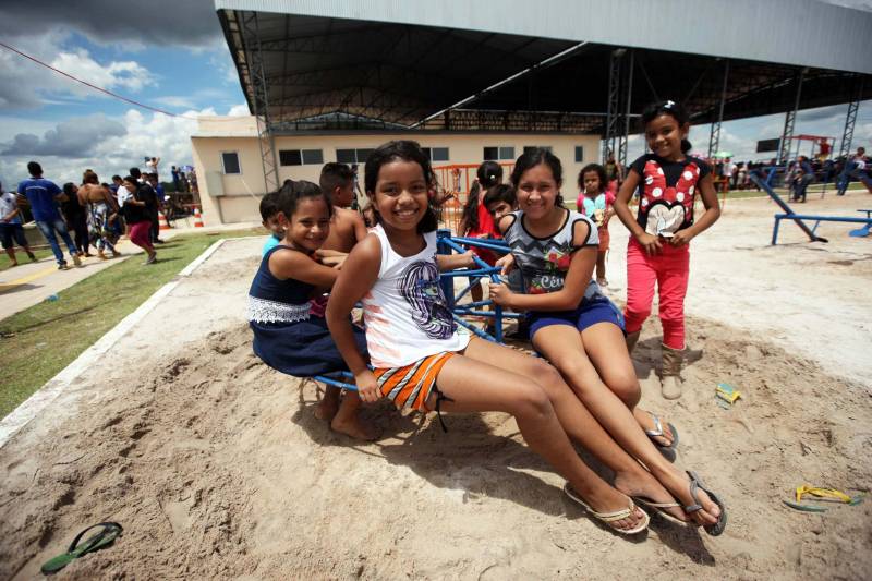 O governo do Pará, por meio da Companhia de Habitação do Pará (Cohab) entregou, neste sábado (24), as chaves dos 4 mil apartamentos do Residencial Viver Melhor Marituba. O local passa a ser, agora, a moradia de mais de 15 mil pessoas que aguardavam pelo empreendimento. Desde o início da manhã, servidores da Cohab estavam a postos, na quadra de esportes do Residencial, organizando a entrega das chaves dos apartamentos. A Companhia de Saneamento do Pará (Cosanpa) também atendia os novos moradores, que já podiam realizar o cadastro de suas unidades de consumo para ligação do fornecimento de água.
FOTO: THIAGO GOMES / AG PARÁ
DATA: 24.02.2018
MARITUBA - PARÁ <div class='credito_fotos'>Foto: Thiago Gomes /Ag. Pará | <a href='/midias/2018/originais/bc9145c1-7dea-4786-a59f-eb74debac637.jpg' download><i class='fa-solid fa-download'></i> Download</a></div>