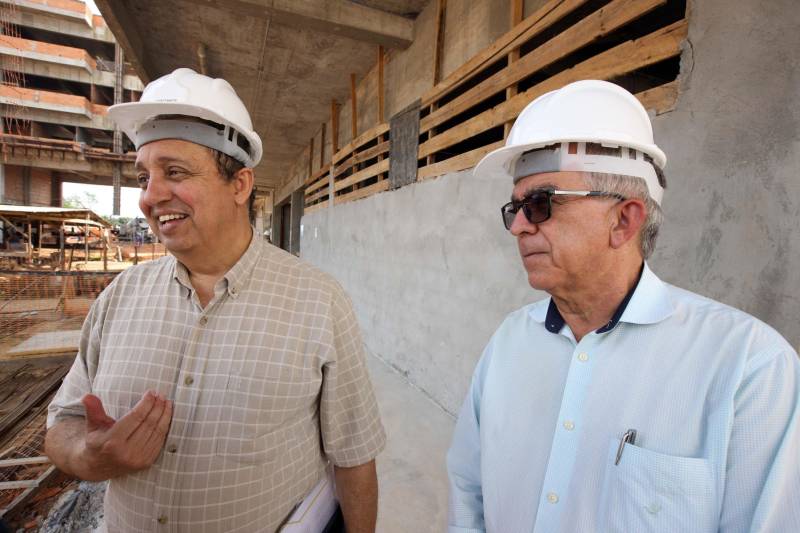 O Hospital Regional de Castanhal, referência para 21 municípios da região nordeste do estado, está com as obras em estágio avançado. A informação foi dada por integrantes do governo do estado que visitaram as obras do hospital nesta quarta-feira, 20. "Será um grande e moderno hospital preparado para atendimentos de alta e média complexidades, muito bem equipado", disse o secretário de Saúde do Estado, Vitor Mateus (e), que acompanhou o governador durante a visita, ao lado do secretário estadual de Obras, Rui Klautau de Mendonça e do prefeito de Castanhal, Pedro Coelho (d), que aprovou o projeto. "Um dos nossos maiores problemas na área de saúde vai finalmente ter solução", disse o prefeito. "Muitas vezes, em casos graves, temos de deslocar os pacientes para Belém ou Paragominas, sob risco deles não suportarem a viagem. Com esse hospital, que vai ter inclusive tratamento oncológico, isso não será mais necessário" completou Pedro Coelho. 

FOTO: ANTÔNIO SILVA / AG. PARÁ
DATA: 20.06.2018
BELÉM - PARÁ <div class='credito_fotos'>Foto: Antônio Silva/Ag. Pará   |   <a href='/midias/2018/originais/bc9a2108-b0d8-40da-a5bf-e6ec46d1b072.jpg' download><i class='fa-solid fa-download'></i> Download</a></div>
