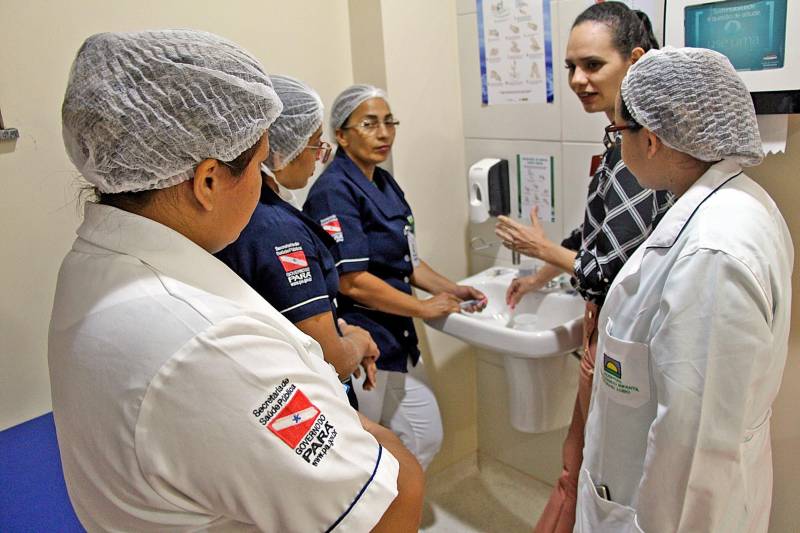 De acordo com estimativas do Instituto Nacional de Câncer (Inca), dos 12.500 mil novos casos de câncer infantojuvenil que deverão ser diagnosticados no Brasil em 2018, cerca de 1.200 mil estarão na Região Norte. Os últimos estudos do Inca indicam ainda que as possibilidades de cura chegam a 80%, quando o diagnóstico é precoce e o tratamento feito em um centro especializado. Na norte do Brasil, onde a incidência dos novos casos será a menor em relação às demais regiões, o Hospital Oncológico Infantil Octávio Lobo é referência para o tratamento de crianças e adolescentes, na faixa etária de zero a 19 anos. Com uma equipe médica especializada, a unidade, que é gerenciada pela Pró-Saúde Associação Beneficente de Assistência Social e Hospitalar, sob contrato de gestão com a Secretaria de Estado de Saúde Pública (Sespa), tem investido no treinamento de seus funcionários (foto), para garantir mais qualidade e segurança no atendimento aos pacientes.

FOTO: ASCOM / HOIOL
DATA: 14.05.2018
BELÉM - PARÁ <div class='credito_fotos'>Foto: ASCOM HOIOL   |   <a href='/midias/2018/originais/bca28347-8cbb-412e-b72c-33137e84028b.jpg' download><i class='fa-solid fa-download'></i> Download</a></div>
