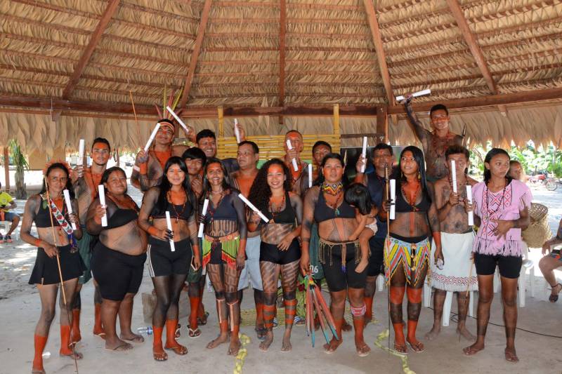 O que motiva um grupo de jovens indígenas da nação indígena Gavião, a concluir o Ensino Médio sem sair da aldeia, localizada no município Bom Jesus do Tocantins, na região sudeste do Estado? A escola construída dentro da reserva, em forma de maloca, com toda natureza ao redor, foi determinante para manter o foco dos alunos do Mundiar nos estudos. Mas a professora, algumas vezes, preferiu levar a aula para o meio da plantação ou para a beira do rio. Uma atitude pedagógica com elevado significado. A estratégia de relacionar o conteúdo da proposta na Matriz Curricular à realidade da aldeia Akrãkikatêjê, durante as aulas, foi montada pela cacique Kátia Tonkyre, para cumprir a promessa feita em 2016, quando a turma foi formada, de que todos os estudantes matriculados iriam se empenhar ao máximo para concluir o Ensino Médio, por meio da metodologia do Projeto Mundiar (foto), implantado pela Secretaria de Estado de Educação (Seduc). O Mundiar visa corrigir a distorção escolar idade/ano e reduzir a repetência e a evasão de alunos.
FOTO: FERNANDO NOBRE / ASCOM SEDUC
DATA: 15.06.2018
BOM JESUS DO TOCANTINS - PARÁ <div class='credito_fotos'>Foto: FERNANDO NOBRE/ASCOM SEDUC | <a href='/midias/2018/originais/bcaeb3c3-962d-4f53-9c72-005e2b0c838a.jpg' download><i class='fa-solid fa-download'></i> Download</a></div>