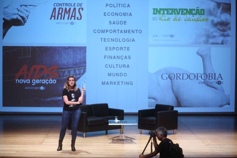 Todas as pessoas que deixaram o teatro onde acontece o Publicom Belém 2018 saíram animadas com o primeiro dia de evento, que encerrou às 20h desta segunda-feira (11). Ter a oportunidade de conhecer mais sobre temas atuais, conhecer de perto profissionais de sucesso da área de comunicação e trocar experiências com estudantes e outros profissionais da área foram os benefícios mais citados por quem participou do evento, que já acontece desde 2013. Na foto, Ju Wallaer, publicitária gaúcha e co-criadora do podcast “Mamilos”.
FOTO: THIAGO GOMES / AG. PARÁ
DATA: 11.06.2018
BELÉM - PARÁ <div class='credito_fotos'>Foto: Thiago Gomes /Ag. Pará | <a href='/midias/2018/originais/bcaeeb19-4462-4952-80ad-537739d067ab.jpg' download><i class='fa-solid fa-download'></i> Download</a></div>
