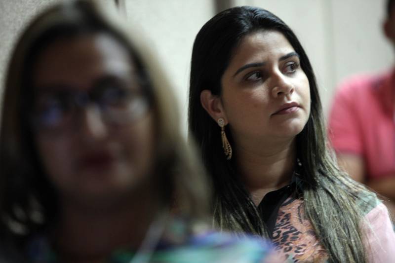 “Receber o Publicom foi um presente”. Foi assim que a jornalista Elizabeth Ribeiro, que trabalha em uma empresa de publicidade em Marabá definiu o Encontro de Comunicação do Pará. “Nós, comunicadores, quando queremos buscar qualificação, sempre temos que sair de Marabá. O nosso mercado na oferta de cursos e palestras ainda é muito carente, por isso esse momento foi de um aprendizado tamanho”, destacou. O Publicom em Marabá, que teve mais de 300 inscrições, chegou ao fim nesta sexta-feira, 23, com um ciclo de palestras. A primeira “Novo Jornalismo e as Fakes News – A Credibilidade em Pauta” foi mediada pelo secretário de Comunicação do Estado, Daniel Nardin. O assunto foi debatido pela jornalista, apresentadora da TV Cultura do Pará e professora da Universidade da Amazônia, Renata Ferreira, pelo jornalista José Eduardo Ferreira do Vale, do Blog Zé Dudu de Parauapebas, e pelo jornalista especializado em Jornalismo Investigativo, Ulisses Pompeu.
FOTO: MARCELO LELIS / AG. PARÁ
DATA: 23.03.2018
MARABÁ - PARÁ <div class='credito_fotos'>Foto: Marcelo Lelis / Ag. Pará | <a href='/midias/2018/originais/bcaf64c1-8b81-46a1-b1b3-b1b0d4b661c8.jpg' download><i class='fa-solid fa-download'></i> Download</a></div>