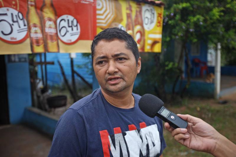 O motorista Ademir Silva, 53 anos, é condutor de ônibus no perímetro Salinópolis/Atalaia, no nordeste do estado. Ele comenta que sempre testemunhou os congestionamentos “quilométricos” que se formam nos períodos de férias na rodovia PA-444 (Estrada do Atalaia), que liga o município a sua mais frequentada praia. Agora, Ademir comemora o trabalho de duplicação da rodovia, que alcançou 80% das obras de drenagem. O prazo máximo para a conclusão das obras de restauração e duplicação da PA-444, que ligam a PA-124 e a sede do município a Praia do Atalaia, é o mês de janeiro de 2019. O custo do investimento é de R$ 17.897.41,08. “Sem dúvida vai melhorar em 70% o trânsito, já que andar por aqui, nos feriados, é uma briga constante”, comenta. Além da duplicação da rodovia, o projeto prevê a criação de um canteiro central, ciclovia iluminada nos dois sentidos da pista e diversas travessias para pedestres com semáforos temporizados, trazendo beleza, conforto e segurança à população em geral. Na foto, o comerciante Antonio Genevaldo, 45 anos.
FOTO: IGOR BRANDÃO / AG. PARÁ
DATA: 19.04.2018
SALINÓPOLIS - PARÁ <div class='credito_fotos'>Foto: IGOR BRANDÃO / AG. PARÁ | <a href='/midias/2018/originais/bcafd05b-27b0-4a09-b0e9-980b120f7cd2.jpg' download><i class='fa-solid fa-download'></i> Download</a></div>