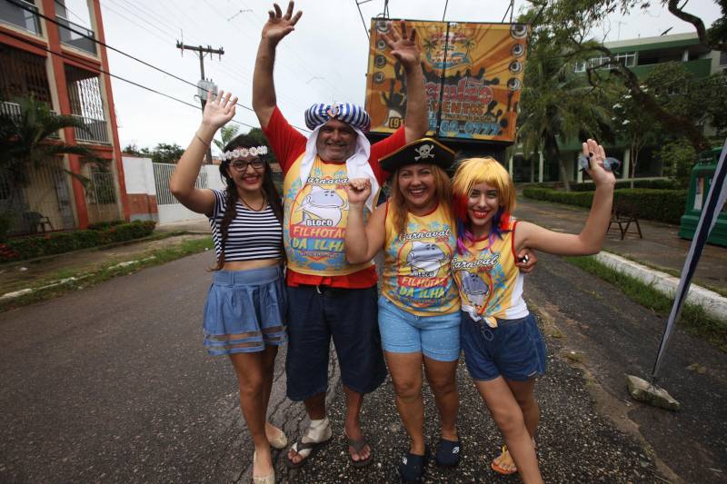 Um amor de Carnaval que já dura 26 anos. A romântica ilha de Mosqueiro, que no passado era um dos roteiros favoritos dos paraenses em viagens de lua de mel, é o cenário na medida para a história de Paulo e Nazaré. O enredo lembra o da clássica marchinha do "Pierrô e a Colombina", mas diferente da original, o amor não teve "um triste fim". No Carnaval de 1992, em Mosqueiro, Paulo Cesar da Silva, hoje com 55 anos, era um viúvo que derramava a solidão na folia de Momo. Sua família é uma das fundadoras da tradicional ‘Escola de Samba Pele Vermelha’. O então pescador tentava esquecer a tristeza quando conheceu sua colombina. Na foto, Paulo e Nazaré.
FOTO: CARLOS SODRÉ / AG PARÁ
DATA: 10.02.2018
BELÉM - PARÁ <div class='credito_fotos'>Foto: Carlos Sodré /Ag. Pa | <a href='/midias/2018/originais/bcb71ed7-33f1-486b-ae36-2f1c8ba35a1c.jpg' download><i class='fa-solid fa-download'></i> Download</a></div>
