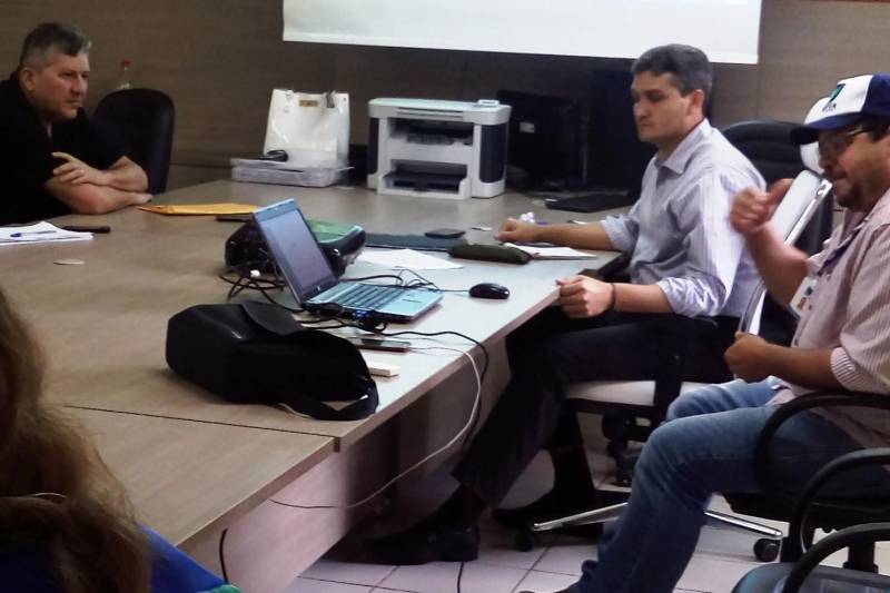 Uma reunião nesta quinta-feira (8), no escritório central da Empresa de Assistência Técnica e Extensão Rural do Estado do Pará (Emater-Pará), encerrou o intercâmbio entre técnicos para troca de experiências interinstitucionais com o técnico Wesley Silva (Emater-Goiás), sobre aspectos da operacionalização do Projeto Piloto da Agência Nacional de Assistência Técnica e Extensão Rural (Anater), executado em parceria com as Emateres do Brasil. O Projeto - oriundo de demanda do Pacto Nacional de Assistência Técnica e Extensão Rural (Ater) - selado entre Anater e Secretaria Especial de Agricultura Familiar e do Desenvolvimento Agrário (Sead), antigo MDA, beneficia 1000 famílias de agricultores familiares, ou tecnicamente, 1000 Unidades Familiares de Produção Agrária (UFPA’s), em 40 municípios no Pará. Para isso, será investido o valor total de R$ 3.115.000,00 no período de execução (2017 a 2020). Além de atender as famílias, o projeto também capacita extensionistas rurais na metodologia.
FOTO: ASCOM / EMATER PARÁ
DATA: 08.03.2018
BELÉM - PARÁ <div class='credito_fotos'>Foto: ASCOM EMATER | <a href='/midias/2018/originais/bcb94f04-6ea2-4584-8393-9cca360a4a3b.jpg' download><i class='fa-solid fa-download'></i> Download</a></div>