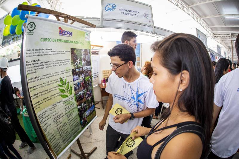 Durante toda esta quinta-feira, 10, a Feira Vocacional da Universidade do Estado do Pará (Uepa) recebeu a visita de estudantes do ensino médio de escolas públicas e particulares da Região Metropolitana de Belém. Cada graduação da Uepa tinha um estande no hall de exposição do Centro Cultural Tancredo Neves (Centur), tudo para que os estudantes pudessem conhecer mais sobre os cursos, a atuação dos profissionais formados e o desenho curricular das disciplinas.
FOTO: NAILANA THIELY / ASCOM UEPA
DATA: 10.05.2018
BELÉM - PARÁ <div class='credito_fotos'>Foto: Nailana Thiely / Ascom Uepa | <a href='/midias/2018/originais/bcbbfa2b-f4e1-4894-bf38-e2db9ff99343.jpg' download><i class='fa-solid fa-download'></i> Download</a></div>