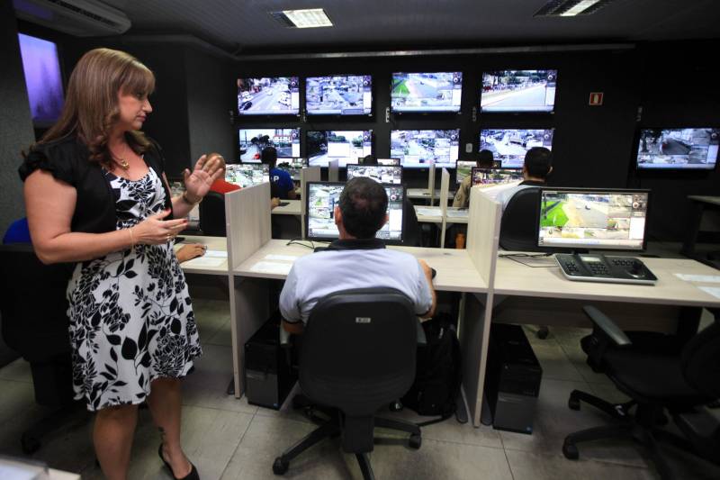 “Funcionamos 24 horas por dia, sete dias por semana, sem interrupções, atendendo as chamadas de toda a Região Metropolitana de Belém. Além disso, temos 109 câmeras de monitoramento espalhadas pelos municípios da região metropolitana, fazendo diligências e verificando atos suspeitos antes mesmo de alguém avisar”, explicou a delegada Danielle Souza (foto), diretora do Ciop.

FOTO: RODOLFO OLIVEIRA / AG. PARÁ
DATA: 24.05.2018
BELÉM - PARÁ <div class='credito_fotos'>Foto: Rodolfo Oliveira/Ag. Pará   |   <a href='/midias/2018/originais/bcc02101-c04d-4a20-96c6-afccfb22aaa0.jpg' download><i class='fa-solid fa-download'></i> Download</a></div>