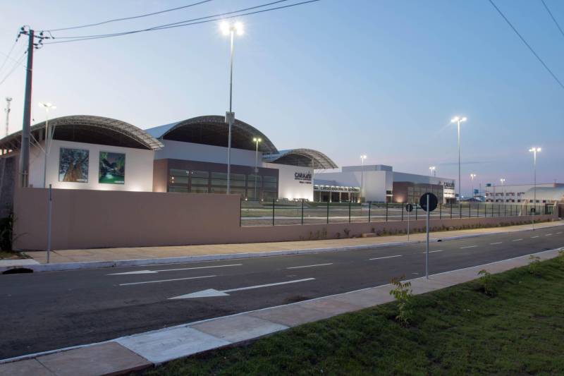 O Carajás Centro de Convenções (foto) irá receber, entre os dias 21 e 23 de maio, uma das etapas do InterCorte 2018, um evento itinerante que há seis anos percorre os principais polos da pecuária no país. Pela primeira vez a ser realizado em Marabá, o encontro trará ao Estado grandes especialistas do setor pecuário, para debater temas relevantes ao desenvolvimento da pecuária no Brasil. As inscrições seguem abertas e podem feitas por meio do site http://intercorte.com.br. Tendo em vista a importância do setor no desenvolvimento do Estado, a recepção do Intercorte 2018 mostra como a pecuária no Pará tem ganhado força. Atualmente o Estado é o quinto maior rebanho bovino do país, totalizando mais de 20 milhões de cabeças. A relevância da pecuária na matriz econômica paraense está expressa na sua participação de 26% do PIB do setor primário.
FOTO: JORDÃO NUNES / ASCOM PREFEITURA DE MARABÁ
DATA: 20.12.2017
MARABÁ - PARÁ <div class='credito_fotos'>Foto: JORDÃO NUNES / ASCOM PREFEITURA DE MARABÁ | <a href='/midias/2018/originais/bcc897fa-21d8-449a-a080-50a717821ffe.jpg' download><i class='fa-solid fa-download'></i> Download</a></div>