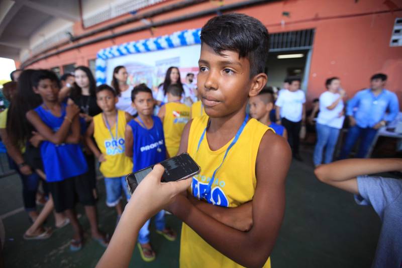 Nesta sexta-feira, uma programação alegre e diferenciada marcou as comemorações pelos 14 anos do Pro Paz no Pará, iniciativa que surgiu em 2004 como um programa do Governo do Estado, convertida mais tarde em política pública por força de decreto, até se consolidar, em 2015, na Fundação Pro Paz, que tem a missão de racionalizar e ordenar recursos e ações para transformar a vida de milhares de paraenses em situação de vulnerabilidade social. A existência do Pro Paz fez do Pará vanguarda na Federação, por ser o único estado que possui, há mais de dez anos, um protocolo padrão para atendimento a crianças e adolescentes vítimas de violência que é modelo para o Brasil, referendado pela ONG Childhood Brasil e reconhecido pela ONU. O modelo referência do trabalho do Pro Paz foi que levou o Pará a ganhar da Organização das Nações Unidas (ONU), em 2015, o reconhecimento por manter uma das onze melhores práticas das Américas para a integração de sistemas de segurança pública com políticas sociais. Na foto, Pedro Lucas.
FOTO: MÁCIO FERREIRA / AG. PARÁ
DATA: 29.06.2018
BELÉM - PARÁ <div class='credito_fotos'>Foto: MÁCIO FERREIRA/ AG. PARÁ | <a href='/midias/2018/originais/bcca7efb-2a52-4eed-a571-8c4b16beea2d.jpg' download><i class='fa-solid fa-download'></i> Download</a></div>